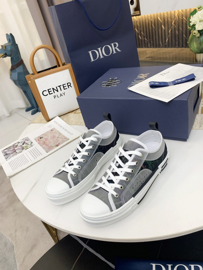 D10R B23 Oblique Low Top Sneaker